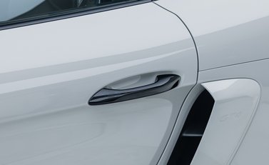 Porsche Cayman GT4 718 33