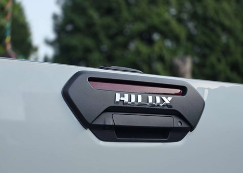 Toyota Hilux 2.8 HI-Luxury Invincible X D-4D 4WD Double Cab Auto 4WD 5dr 15