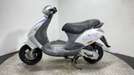 Piaggio Zip 2010 2 STROKE PROJECT SCOOTER SPARES OR REPAIR 50CC 4
