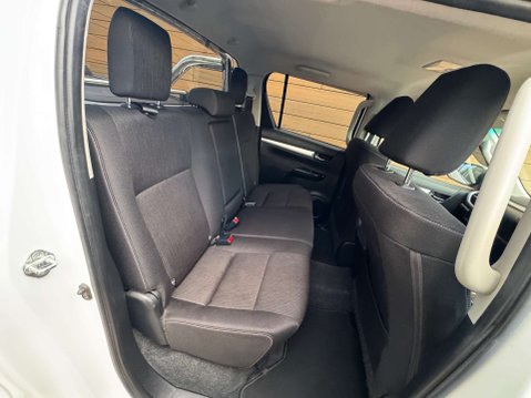 Toyota Hilux 2.8 HI-Luxury Invincible D-4D 4WD Double Cab Auto 4WD 5dr 23