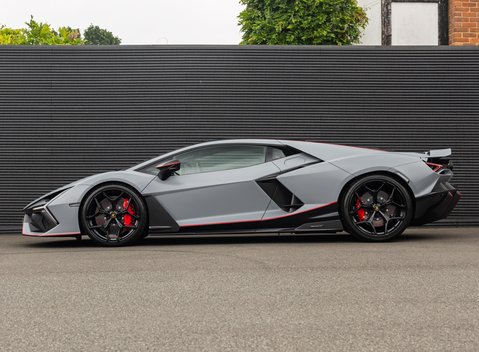 Lamborghini Revuelto 3