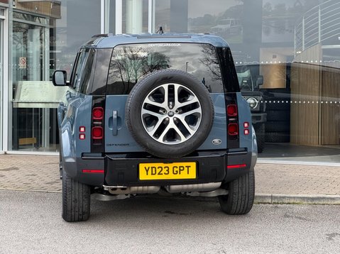 Land Rover Defender SE MHEV 8