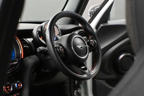 Mini Hatch 1.5 Cooper Sport Auto 5dr 4