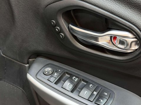 Jeep Cherokee 2.2 MultiJetII Overland SUV 5dr Diesel Auto 4WD Euro 6 (s/s) (200 ps) 36