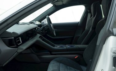 Porsche Taycan GTS Sport Turismo 14