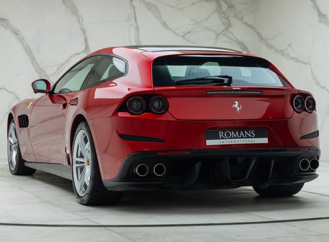 Ferrari GTC4 Lusso V12 10