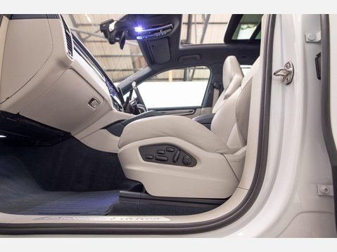 Porsche Cayenne 3.0 V6 E-Hybrid 17.9kWh Platinum Edition TiptronicS 4WD Euro 6 (s/s) 5dr (3 69