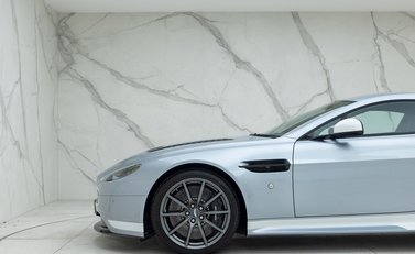 Aston Martin V12 Vantage S 29