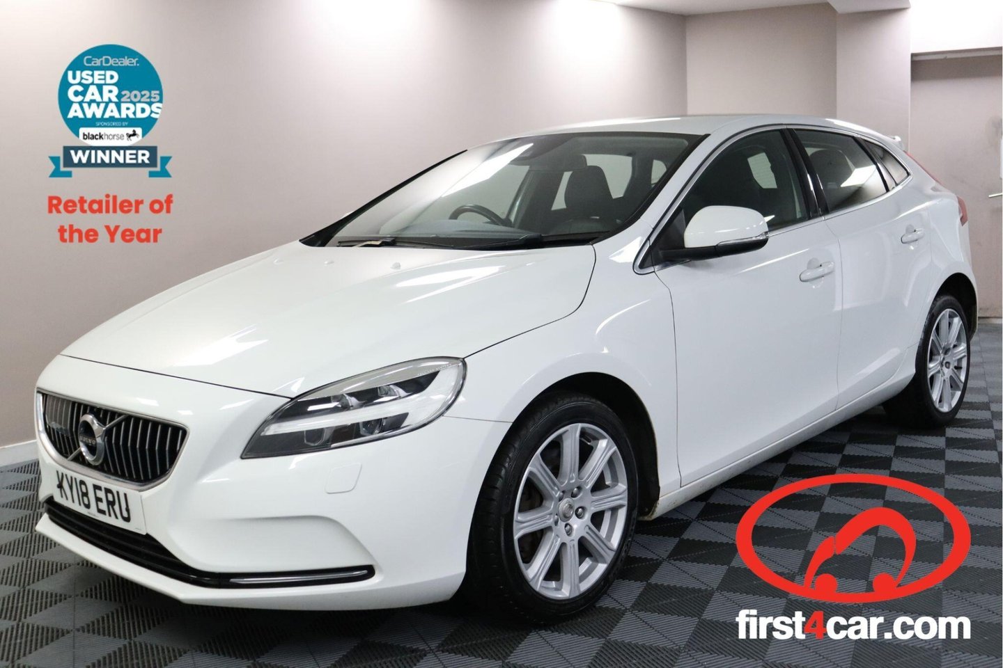 2018 Volvo V40 — image 1