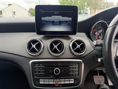 Mercedes-Benz GLA GLA 180 URBAN EDITION 16