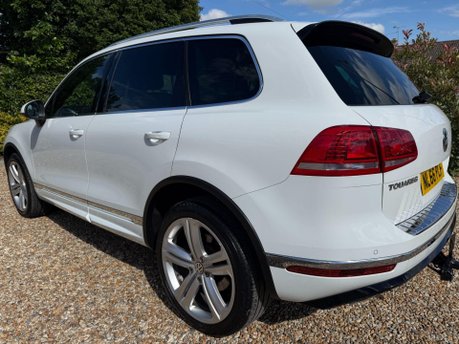 Volkswagen Touareg 3.0 TDI V6 BlueMotion Tech R-Line Plus SUV 5dr Diesel Tiptronic 4WD Euro 6 12