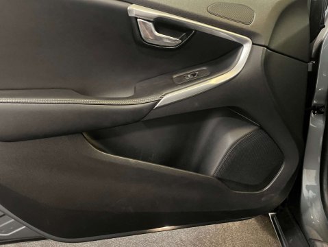 Volvo V40 2.0 V40 R-Design Pro D3 Auto 5dr 28
