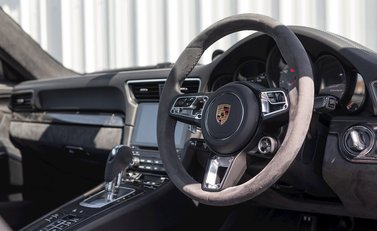 Porsche 911 Carrera GTS (991.2) 11