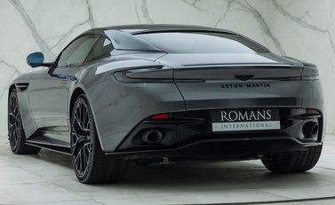 Aston Martin DB12 V8 10