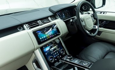 Land Rover Range Rover D300 Westminster Black Edition 15