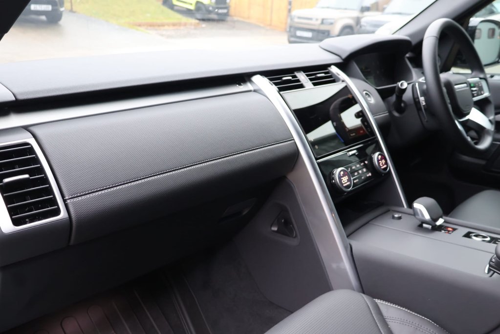 Land Rover Discovery DEMO MODEL COMMERCIAL DYNAMIC HSE WITH GENUINE REAR SEATS STYLED BY SEEKER  17
