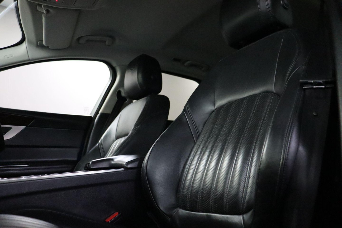 2018 Jaguar XF — image 34