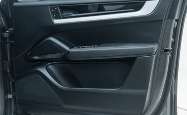 Porsche Cayenne E-HYBRID coupe 26