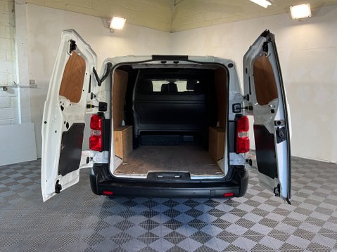 Vauxhall Vivaro 2.0 Turbo D 3100 Dynamic Crew Van L2 H1 Euro 6 (s/s) 5dr 8