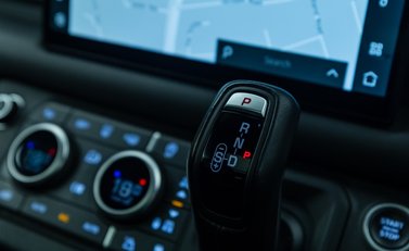 Land Rover Defender 110 V8 Bond Edition 26