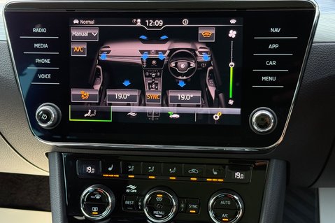 Skoda Superb SE TECHNOLOGY IV DSG - 11 SERVICES AT SKODA -HYBRID AUTOMATIC ESTATE 39