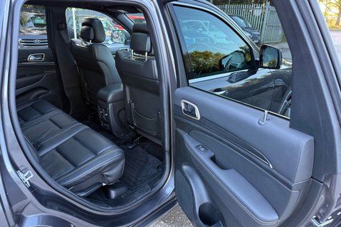 Jeep Grand Cherokee V6 CRD OVERLAND -2 OWNERS -8 SERVICES -PAN ROOF - HUGE SPEC 33