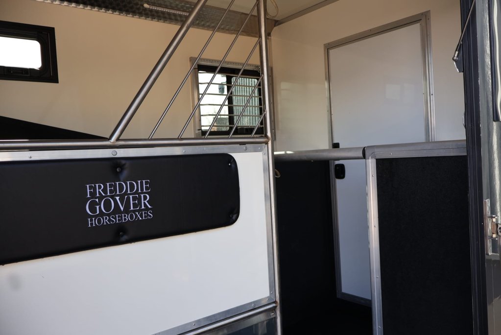 Renault Master 3.5 ton Coach Built Freddie Gover Horsebox with uprated suspension alloys  20