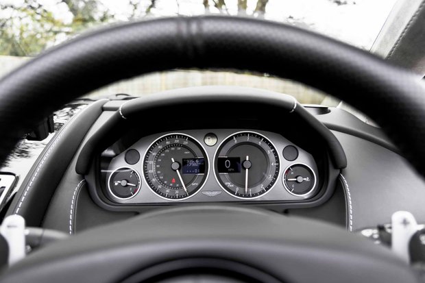 Aston Martin DBS V12 VOLANTE. FULL ASH. CARBON EXT. CERAMIC BRAKES. BANG & OLUFSEN. 5