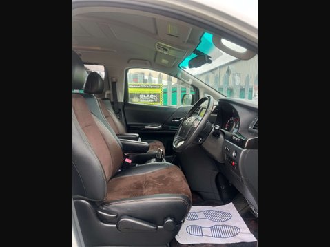 Toyota Alphard GOLDEN EYES II V6 12