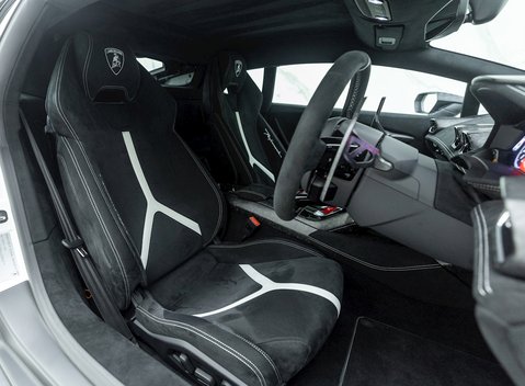 Lamborghini Huracan LP640-4 Performante 10