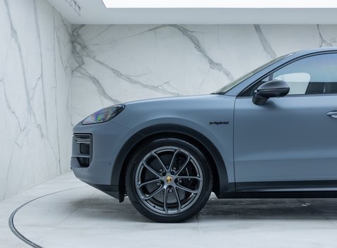 Porsche Cayenne TURBO E-HYBRID Coupe with GT Package 39