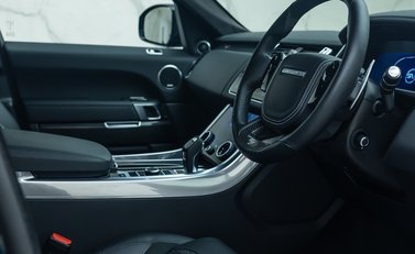 Land Rover Range Rover Sport SVR Urban 13