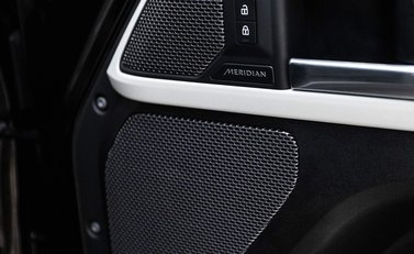 Land Rover Defender SE 18