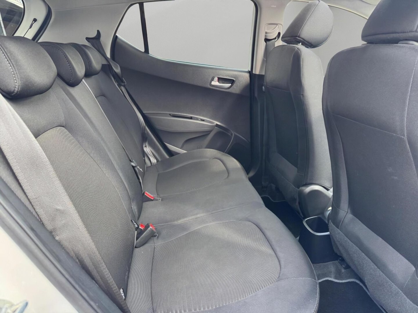 2017 Hyundai i10 — image 37
