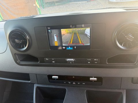 Mercedes-Benz Sprinter 2.0 319 CDI HD Premium Panel Van 5dr Diesel G-Tronic RWD L2 H2 Euro 6 (s/s) 14