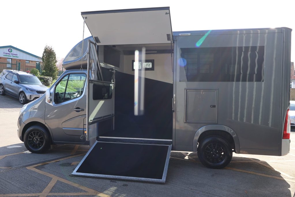 Renault Master 3.5 ton Coach Built Freddie Gover Horsebox with uprated suspension alloys  31