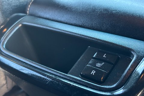 Toyota Hilux Invincible X 4WD 2.8 D-4D Double Cab Pickup - Hardtop Canopy 32