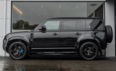 Land Rover Defender 110 V8 Bond Edition 3