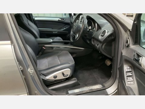 Mercedes-Benz M Class 3.0 ML300 CDI V6 BlueEfficiency Sport SUV 5dr Diesel G-Tronic 4WD Euro 5 (2 9