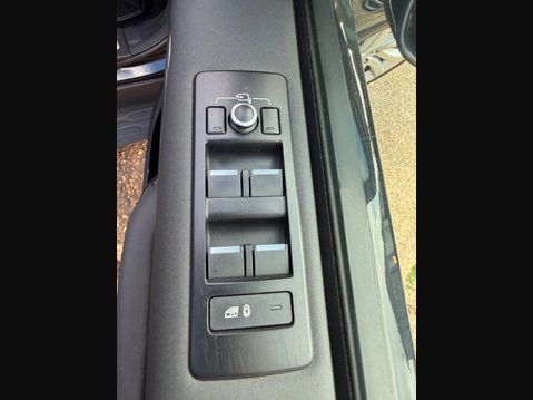 Land Rover Discovery 3.0 TD V6 First Edition SUV 5dr Diesel Auto 4WD Euro 6 (s/s) (258 ps) 17