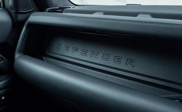 Land Rover Defender 110 OCTA Black 27