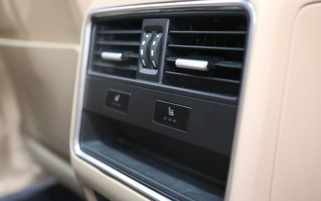 Porsche Cayenne V6 Platinum Edition - PTS Colour and Incredible Specification 23