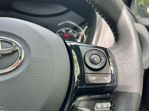 Toyota Yaris VVT-I ICON TECH 26