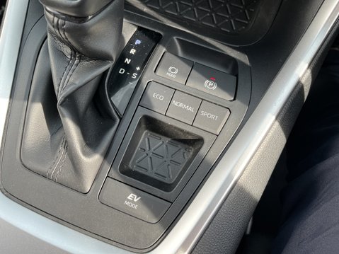 Toyota Rav 4 Icon 2.5 VVT-i Hybrid Icon 5dr CVT 2WD 31