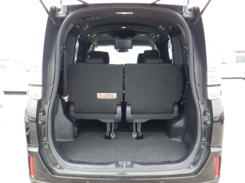 Toyota Voxy Hybrid 18