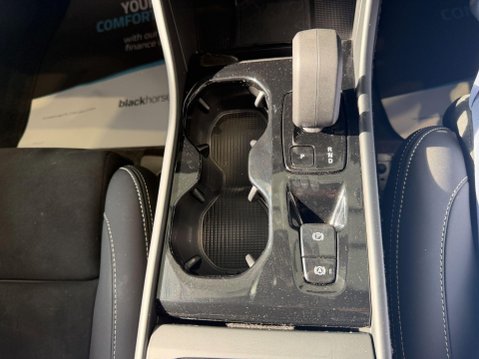 Volvo XC40 2.0 B4 MHEV Plus Dark DCT Auto Euro 6 (s/s) 5dr 10