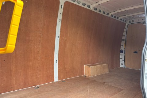 Iveco Daily 35S14V Hi-Matic Panel Van - Air Con / Auto / Car Play 9