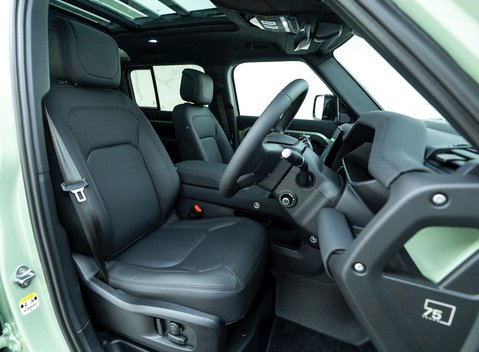 Land Rover Defender 110 75th Anniversary P400e 10