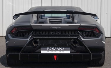 Lamborghini Huracan LP640-4 Performante 5