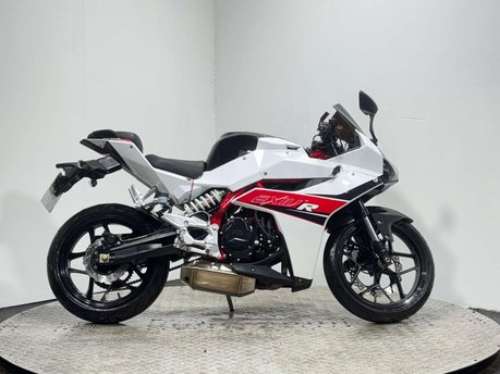 Hyosung GD 2016 ONLY 1K VERY CLEAN LIGHT WEIGHT SPORTS BIKE 250CC NEW MOT